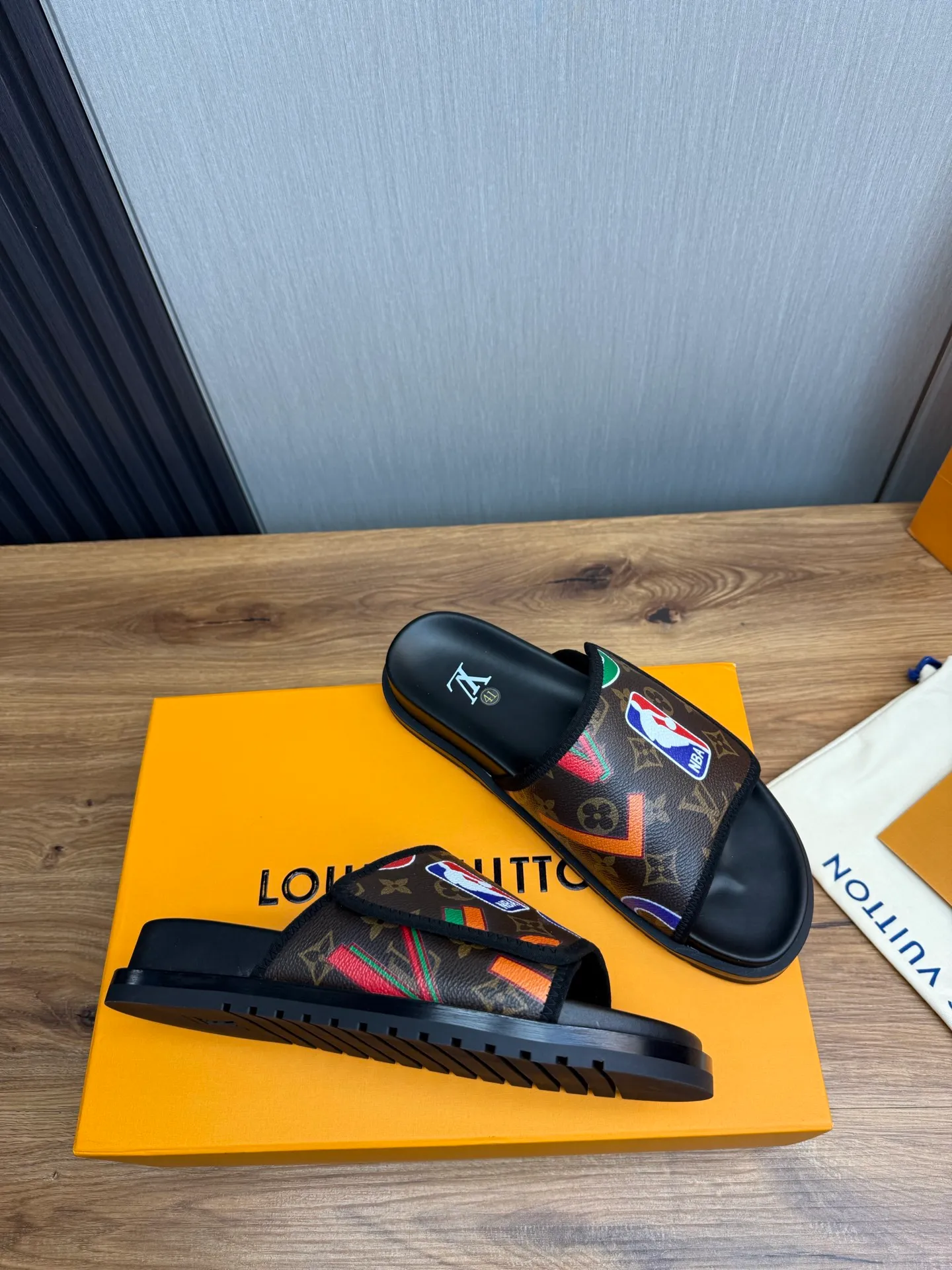 Men's shoes 💰320💰 Lv. hot selling men's slippers 🔥 🩴Official website one to one production 38-45 sizes 45 46 🉑️Customized!